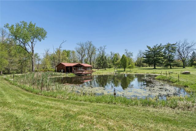 4902 Broadway Dr SE, Cedar Rapids, IA 52403