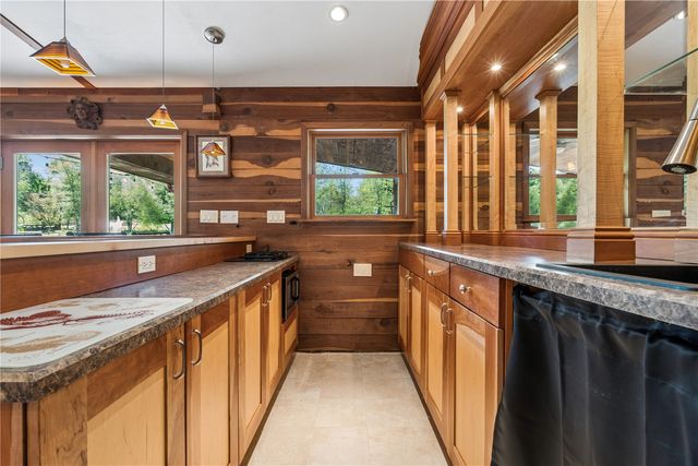 4902 Broadway Dr SE, Cedar Rapids, IA 52403