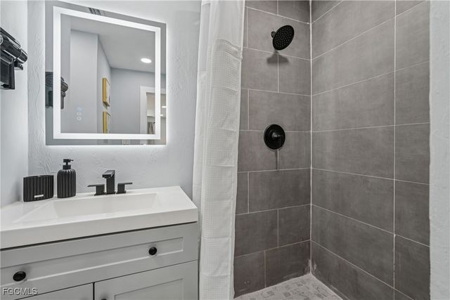 92 Oak ST, North Fort Myers, FL 33903