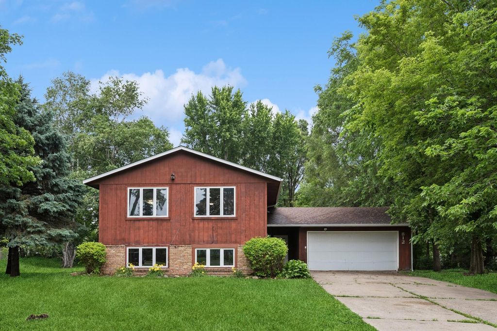 812 Ivanhoe Drive, Northfield, MN 55057