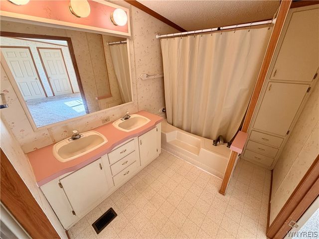 6220 Corwin Station, Newfane, NY 14108
