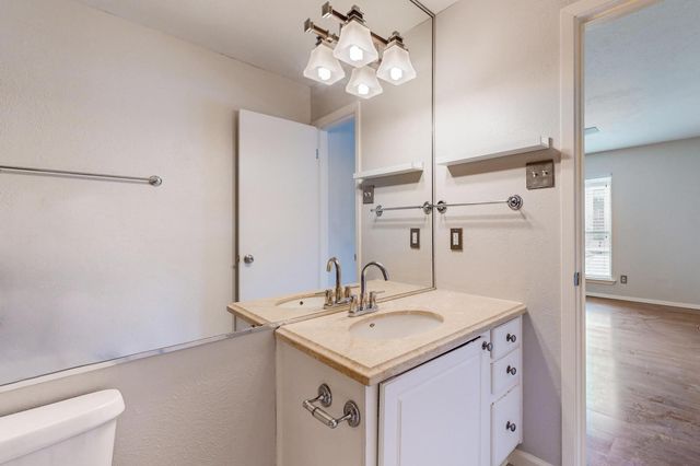 5916 Sandhurst Lane 234, Dallas, TX 75206