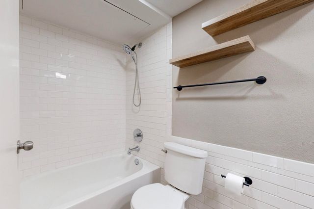 5916 Sandhurst Lane 234, Dallas, TX 75206