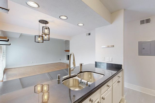 5916 Sandhurst Lane 234, Dallas, TX 75206