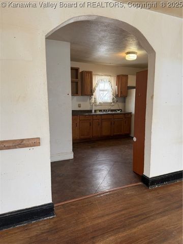 2227 Kanawha Terrace, St Albans, WV 25177