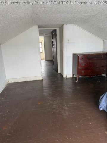 2227 Kanawha Terrace, St Albans, WV 25177