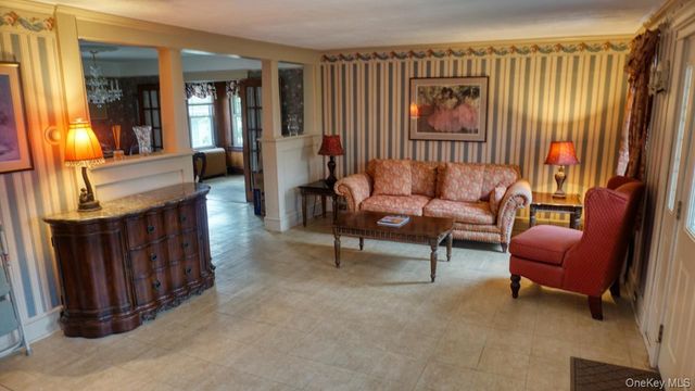 64 Ketewamoke Avenue, Babylon, NY 11702