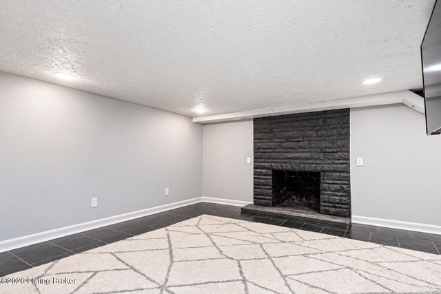 607 Christman Ln, Shepherdsville, KY 40165