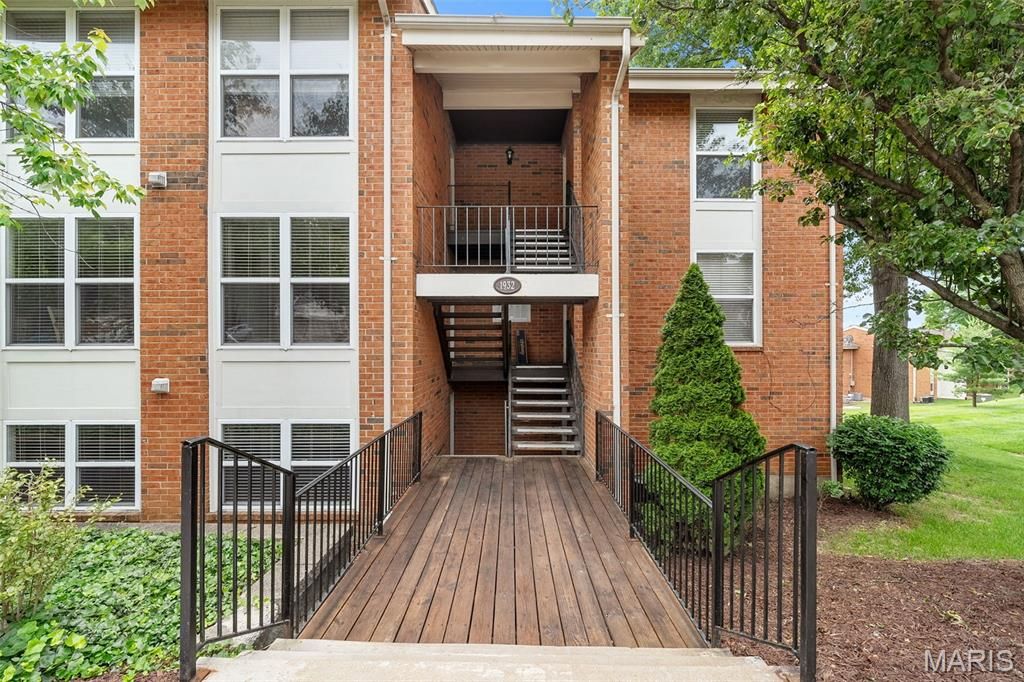 1932 Greenglen Drive 203, Kirkwood, MO 63122