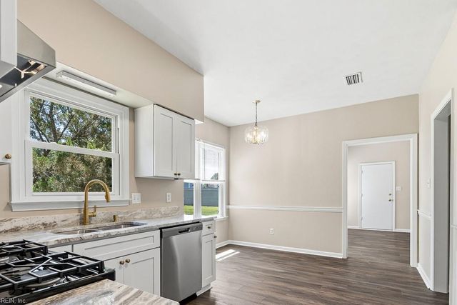 413 Creekwood DR, Chesapeake, VA 23323