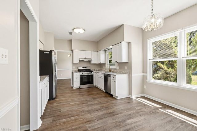 413 Creekwood DR, Chesapeake, VA 23323