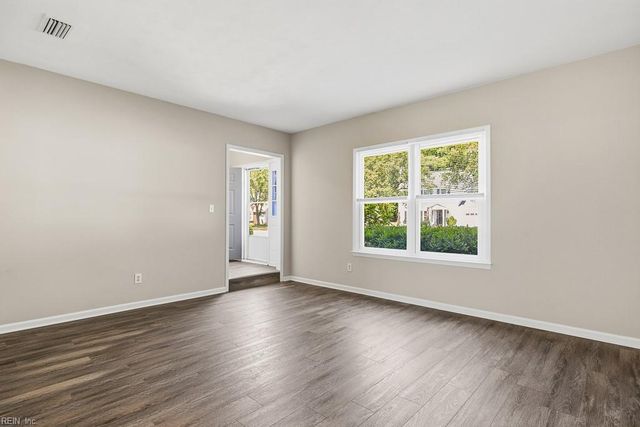 413 Creekwood DR, Chesapeake, VA 23323