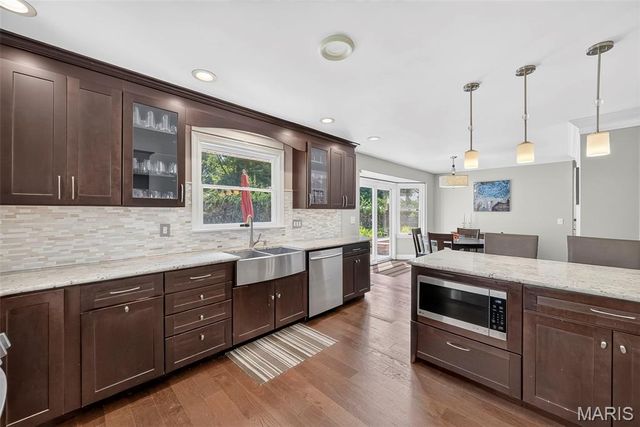 2024 Meadowbrook Way Drive, Chesterfield, MO 63017