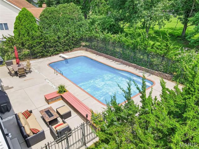 2024 Meadowbrook Way Drive, Chesterfield, MO 63017