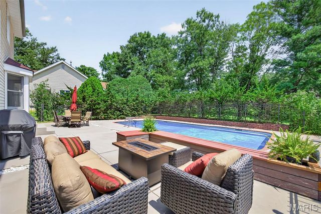 2024 Meadowbrook Way Drive, Chesterfield, MO 63017