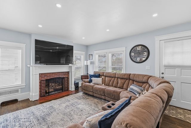 372 Buffinton St, Somerset, MA 02726