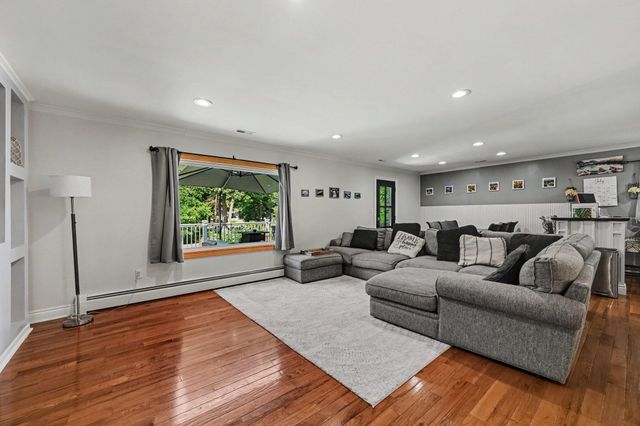 1560 Chanticlair Circle, Wixom, MI 48393