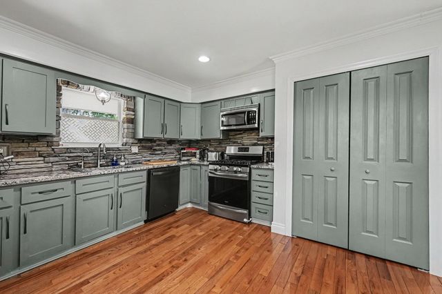 1560 Chanticlair Circle, Wixom, MI 48393