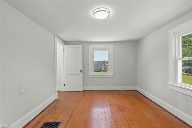 9 Greene RD, Mathews, VA 23109