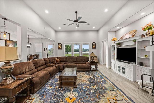 203 Cavalry Trail Drive, Rosharon, TX 77583