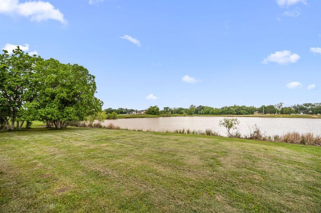 203 Cavalry Trail Drive, Rosharon, TX 77583