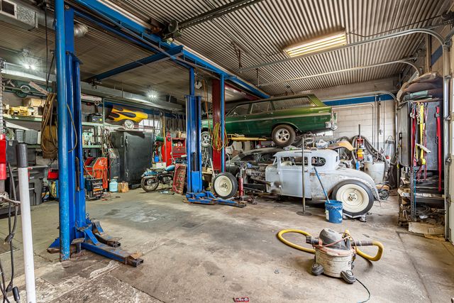 8418 Joliet Road, Mccook, IL 60525