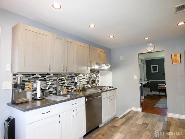 10 Falcon Drive, Edison, NJ 08820