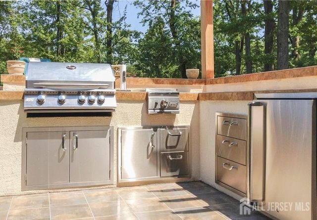 10 Falcon Drive, Edison, NJ 08820