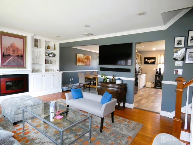 10 Falcon Drive, Edison, NJ 08820