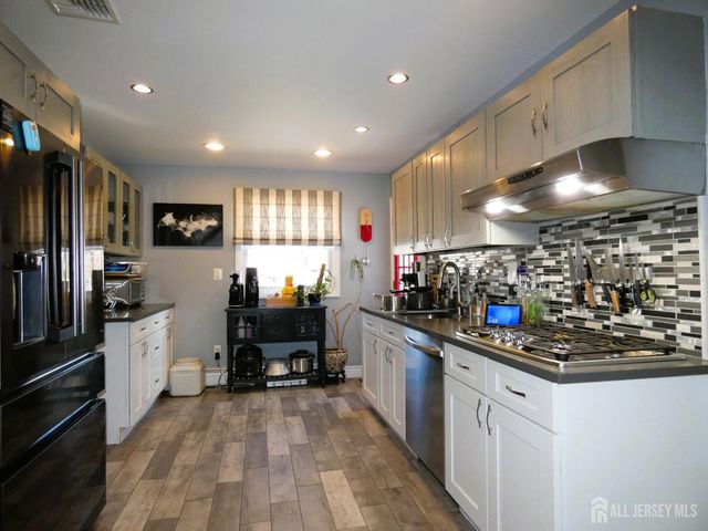 10 Falcon Drive, Edison, NJ 08820