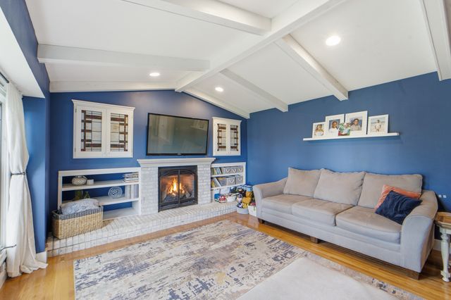2104 Meadow Brook Drive, West Des Moines, IA 50265