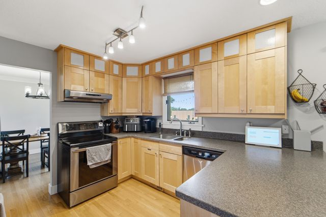 2104 Meadow Brook Drive, West Des Moines, IA 50265