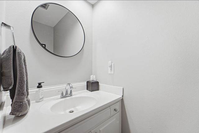 2104 Meadow Brook Drive, West Des Moines, IA 50265