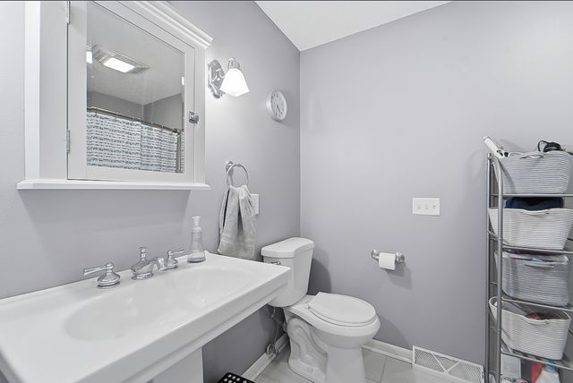 2104 Meadow Brook Drive, West Des Moines, IA 50265