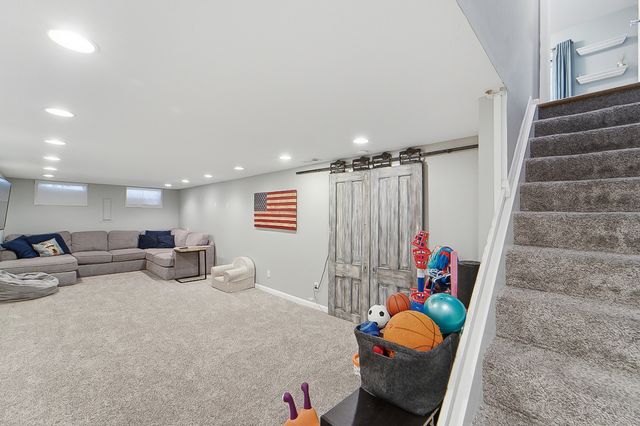 2104 Meadow Brook Drive, West Des Moines, IA 50265