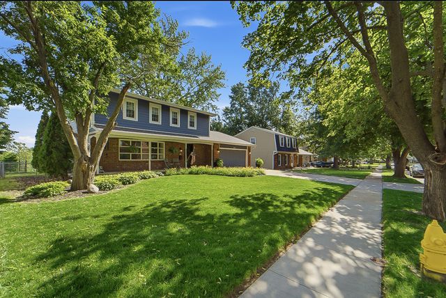 2104 Meadow Brook Drive, West Des Moines, IA 50265