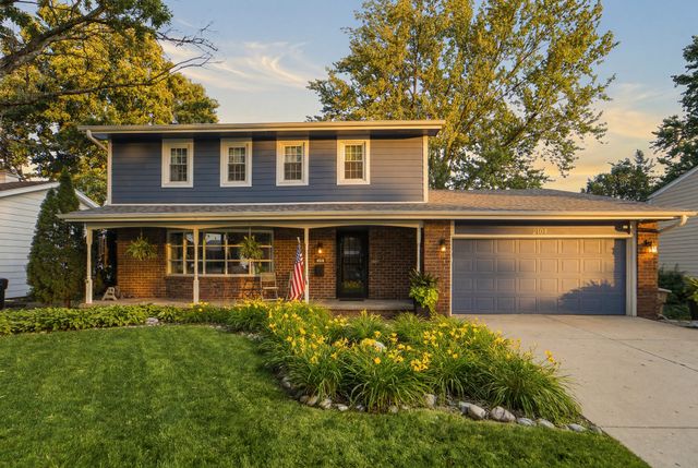2104 Meadow Brook Drive, West Des Moines, IA 50265