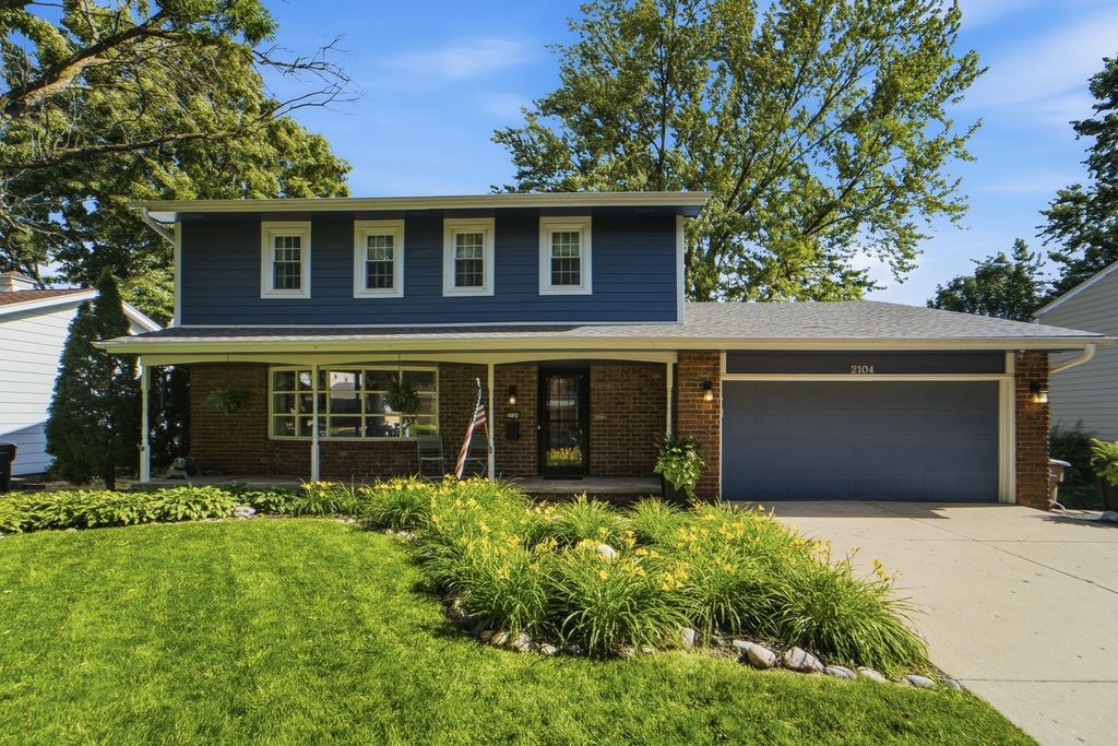 2104 Meadow Brook Drive, West Des Moines, IA 50265