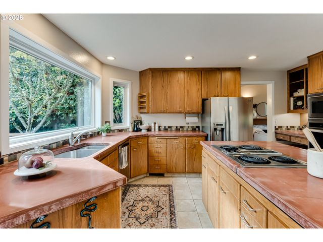 1244 COURTNEY Pl, Eugene, OR 97405
