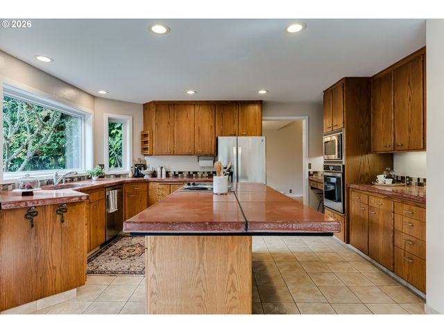 1244 COURTNEY Pl, Eugene, OR 97405