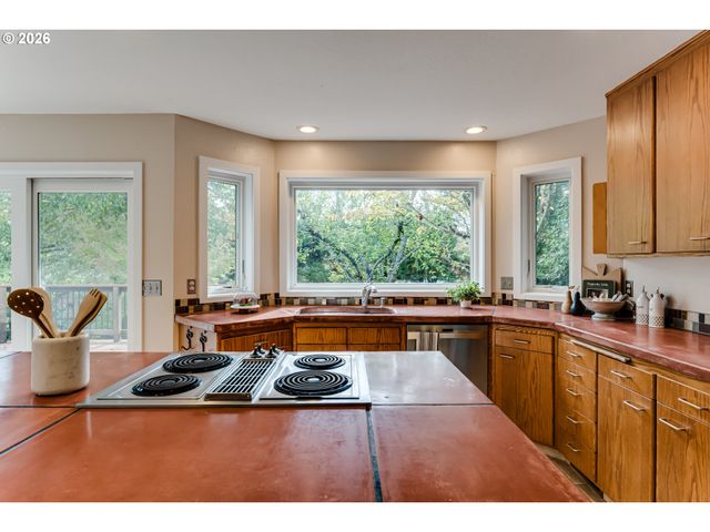 1244 COURTNEY Pl, Eugene, OR 97405
