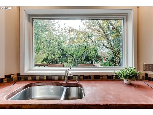 1244 COURTNEY Pl, Eugene, OR 97405