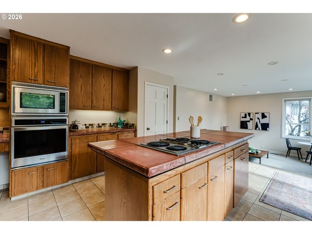 1244 COURTNEY Pl, Eugene, OR 97405