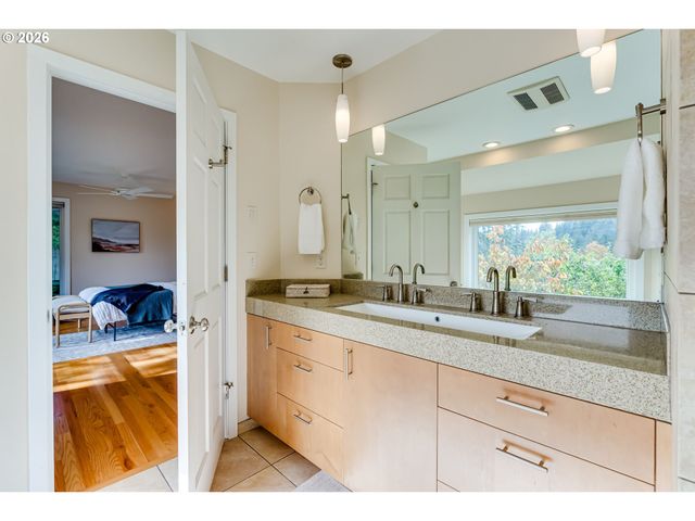 1244 COURTNEY Pl, Eugene, OR 97405