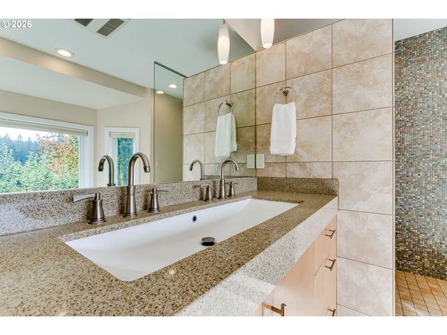 1244 COURTNEY Pl, Eugene, OR 97405