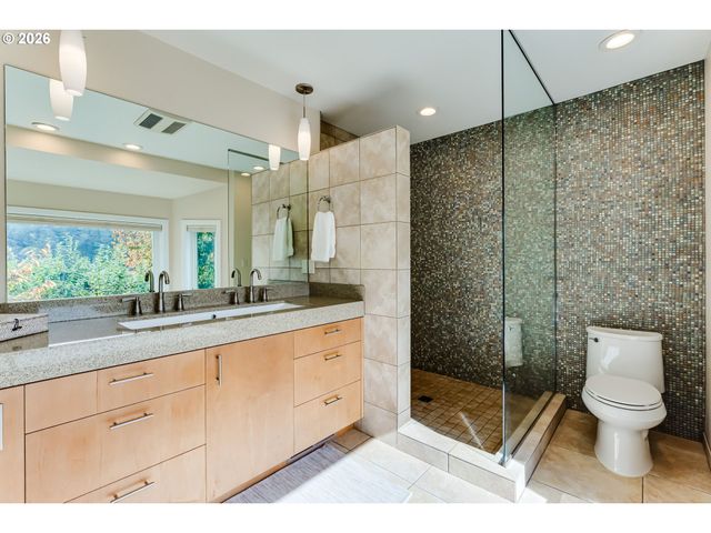1244 COURTNEY Pl, Eugene, OR 97405