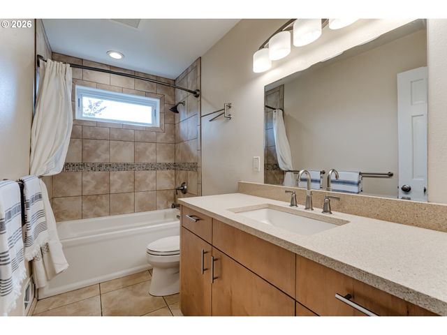 1244 COURTNEY Pl, Eugene, OR 97405