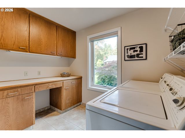 1244 COURTNEY Pl, Eugene, OR 97405
