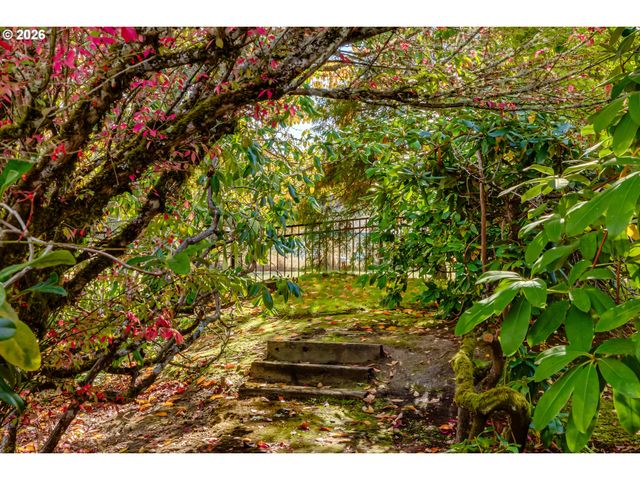 1244 COURTNEY Pl, Eugene, OR 97405