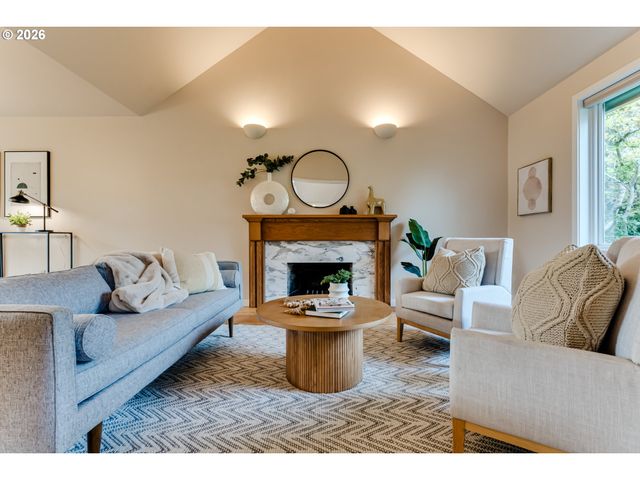 1244 COURTNEY Pl, Eugene, OR 97405